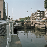 831129 Gezicht in de Weerdsluis te Utrecht met op de achtergrond de Stenenbrug over de Vecht.